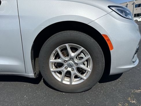Used 2024 Chrysler Pacifica Touring-L FWD image 10