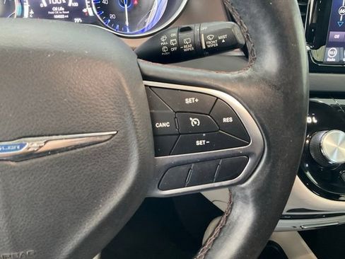 Used 2018 Chrysler Pacifica Touring-L Plus FWD image 9