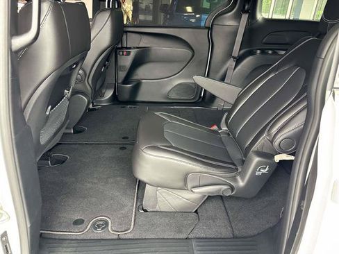 New 2027 Chrysler Pacifica Select FWD image 4