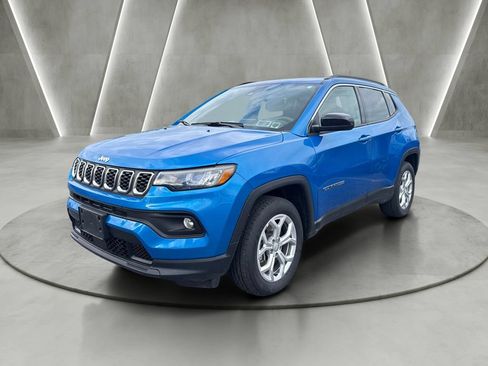 Used 2024 Jeep Compass Latitude w/ Convenience Group AWD/4WD image 3