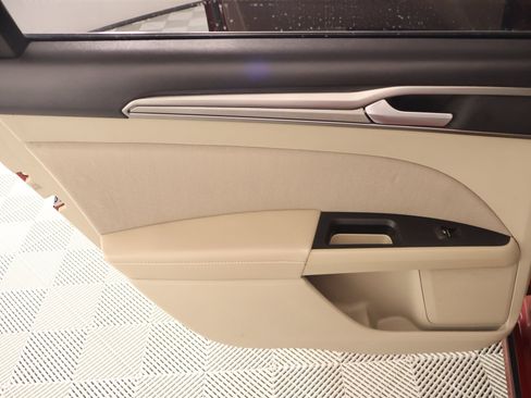 Used 2019 Ford Fusion SE FWD image 16