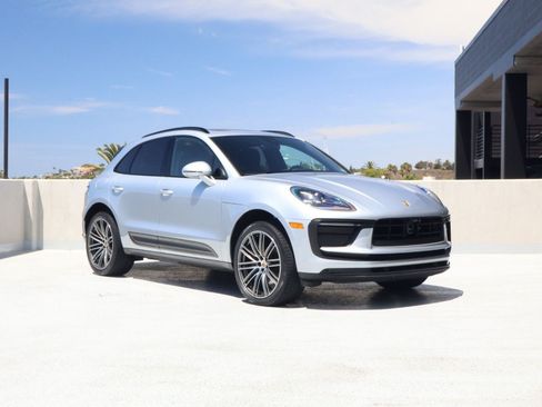 Certified 2026 Porsche Macan AWD/4WD image 7