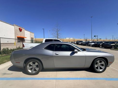 Used 2015 Dodge Challenger SXT image 1