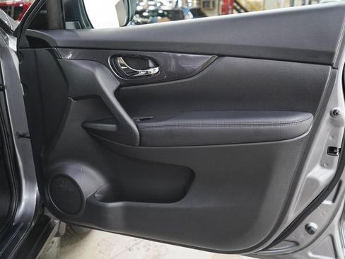 Used 2018 Nissan Rogue SV AWD/4WD image 9