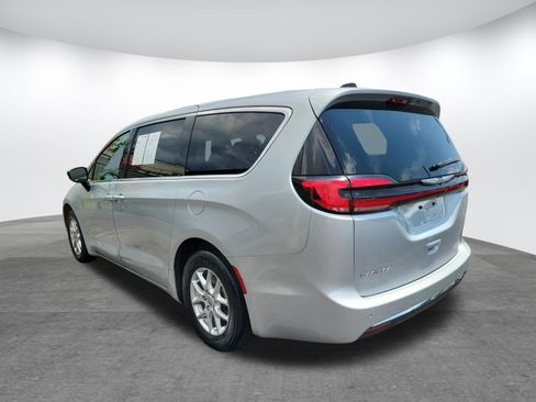 Used 2024 Chrysler Pacifica Touring-L FWD image 31