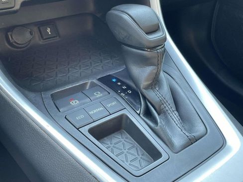 Used 2020 Toyota RAV4 LE image 19