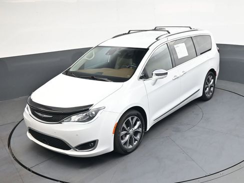 Used 2017 Chrysler Pacifica Limited FWD image 37