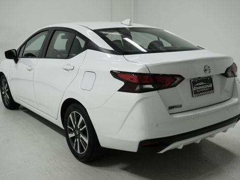 Used 2022 Nissan Versa SV image 6