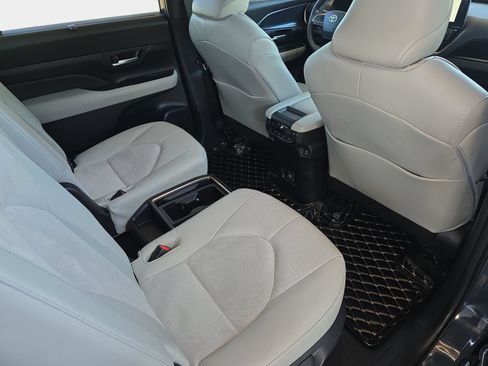 Used 2025 Toyota Grand Highlander AWD Hybrid image 13
