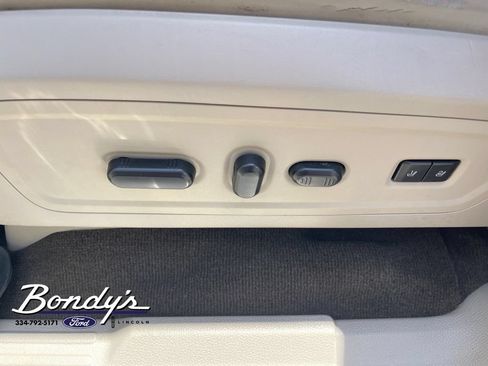 Used 2017 Lincoln Navigator Select RWD image 9