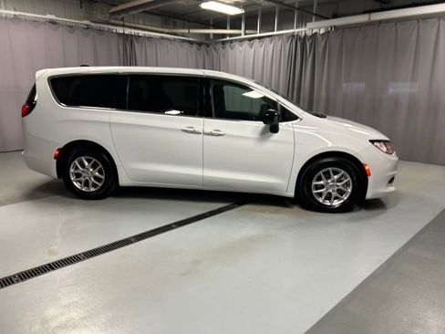 Used 2024 Chrysler Voyager LX image 8