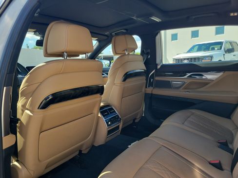 Used 2021 BMW 750i xDrive w/ Luxury Rear Seating Package AWD/4WD image 16