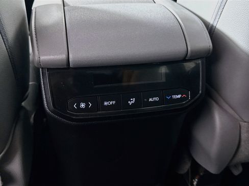 Used 2023 Toyota Highlander XLE AWD/4WD image 26