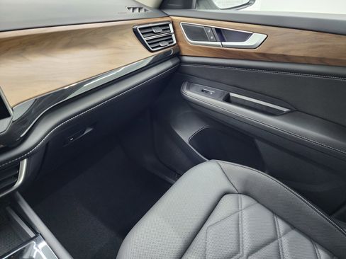 Used 2025 Volkswagen Atlas SE image 13