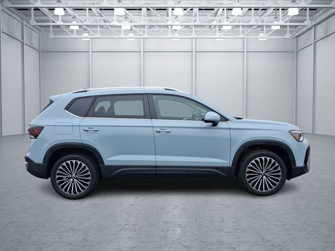 Used 2025 Volkswagen Taos SE image 7