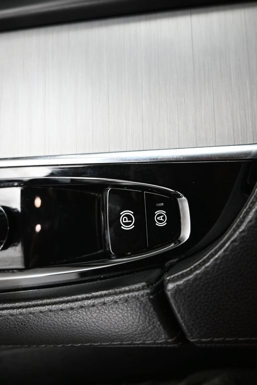 Used 2022 Volvo XC90 T5 Momentum AWD/4WD image 10