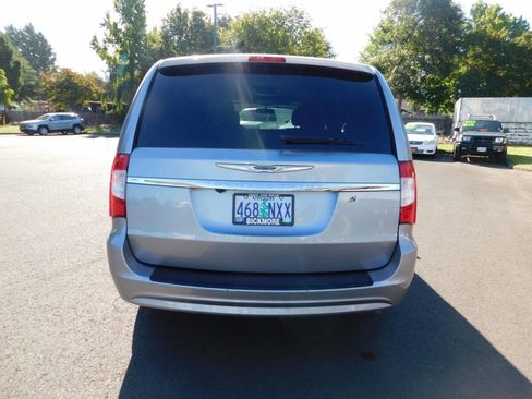 Used 2014 Chrysler Town & Country S image 20