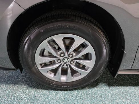 Used 2024 Toyota Sienna XLE FWD image 12