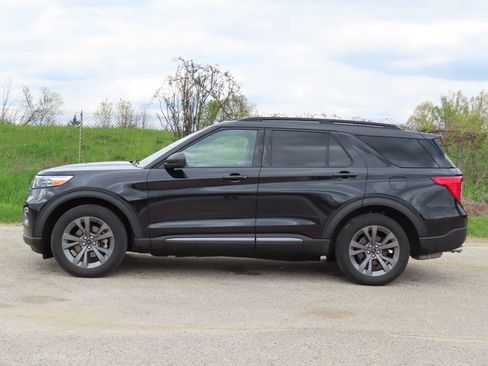 Used 2021 Ford Explorer XLT w/ Equipment Group 202A AWD/4WD image 7