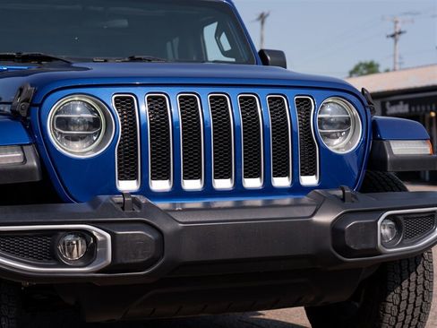 Used 2018 Jeep Wrangler Unlimited Sahara w/ Dual Top Group AWD/4WD image 9