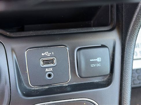 Used 2022 Jeep Cherokee Latitude AWD/4WD image 19