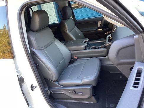 New 2025 Ford Expedition Active image 38