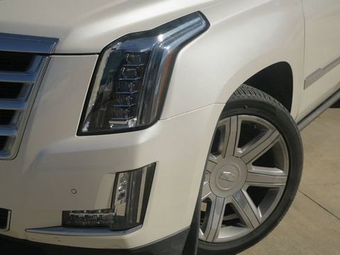 Used 2015 Cadillac Escalade Premium image 3