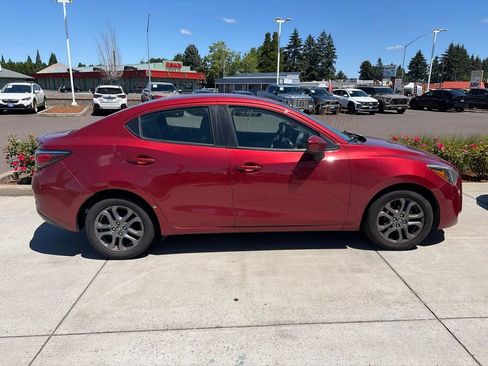 Used 2020 Toyota Yaris LE FWD image 3
