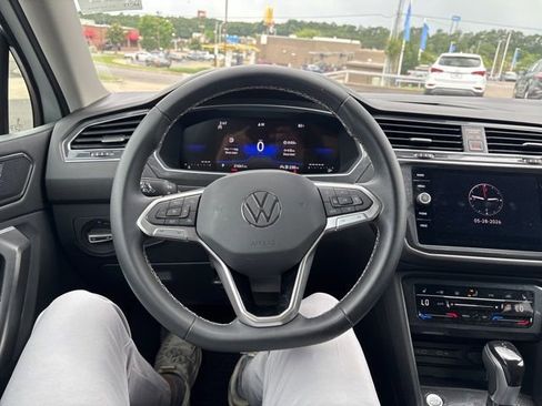 Used 2023 Volkswagen Tiguan SE FWD image 9