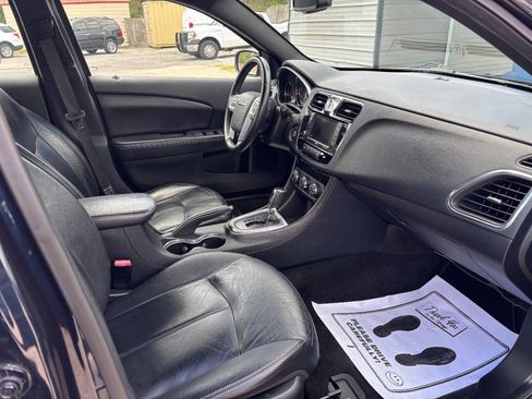Used 2012 Chrysler 200 Limited FWD image 6