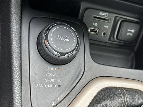 Used 2017 Jeep Cherokee Limited AWD/4WD image 26