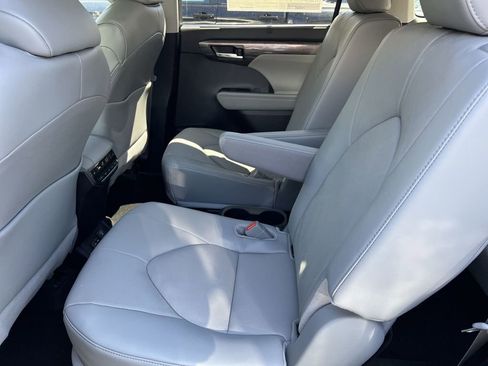 New 2026 Toyota Highlander Platinum AWD/4WD image 19