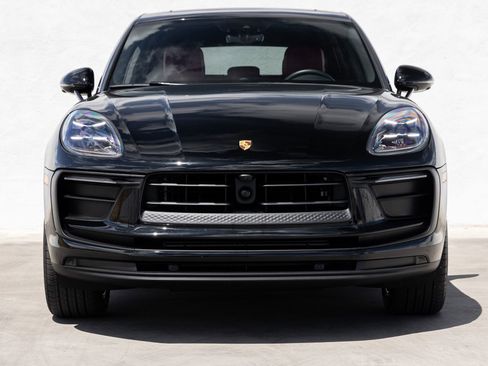 Certified 2025 Porsche Macan AWD/4WD image 10