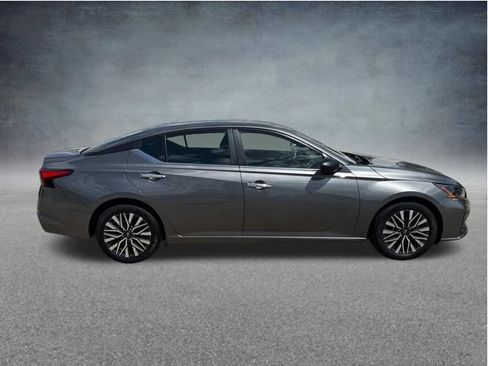 Used 2024 Nissan Altima 2.5 SV FWD image 12