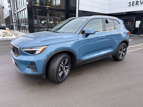 Used 2025 Volvo XC40 B5 Core image 1