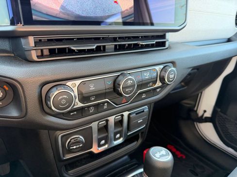 Used 2025 Jeep Wrangler Sport AWD/4WD image 17