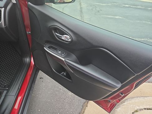 Used 2020 Jeep Cherokee Latitude w/ Cold Weather Group image 12