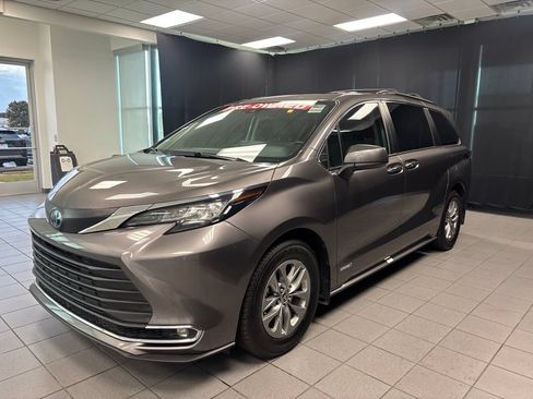 Used 2021 Toyota Sienna XLE FWD image 7