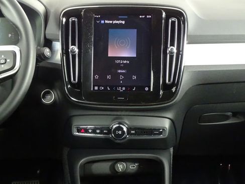 Used 2025 Volvo XC40 B5 Core image 32
