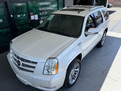 Used 2013 Cadillac Escalade Premium RWD image 2