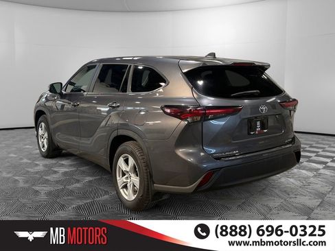 Used 2024 Toyota Highlander LE AWD/4WD image 7