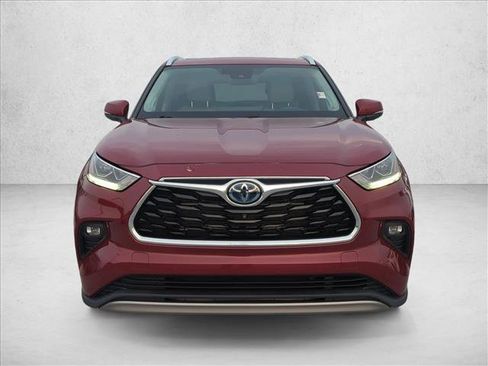 Used 2023 Toyota Highlander Platinum FWD image 2