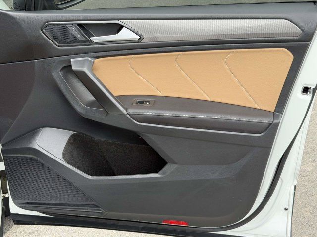 Used 2023 Volkswagen Tiguan SE w/ Panoramic Sunroof Package AWD/4WD image 10