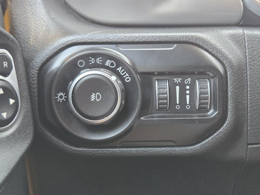 Used 2020 Jeep Wrangler Unlimited Sahara AWD/4WD image 17