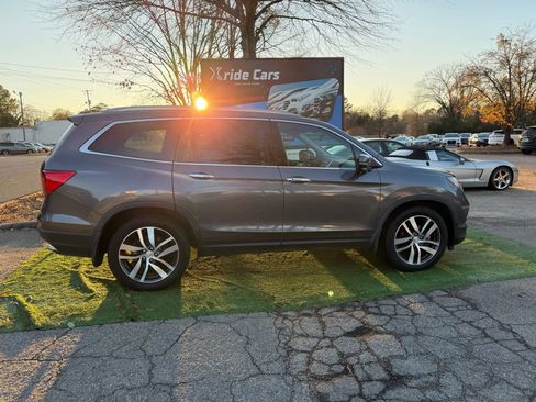 Used 2018 Honda Pilot Touring image 3
