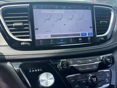 Used 2025 Chrysler Pacifica Select