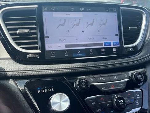 Used 2025 Chrysler Pacifica Select AWD/4WD image 1