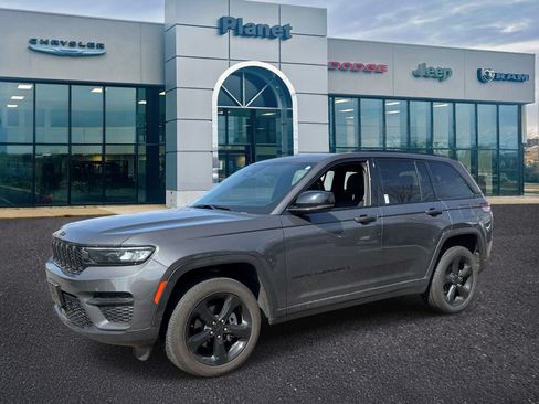 Used 2025 Jeep Grand Cherokee 4WD image 4