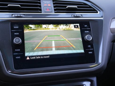 Used 2023 Volkswagen Tiguan SE w/ Panoramic Sunroof Package FWD image 11