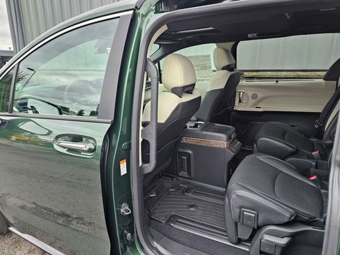 New 2025 Toyota Sienna Platinum image 7